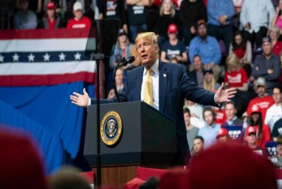 Donald Trump a demokrata elnökjelölt-aspiránsokon élcelődik