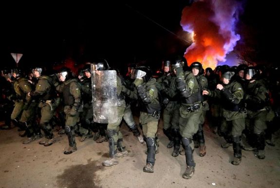 Koronavíruspánik: megtámadták a Kínából kimenekített emberek buszát Ukrajnában