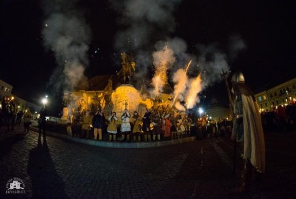 „Ha én lennék Mátyás király, autópályát építenék” – a kolozsvári zenés-fáklyás felvonuláson jártunk