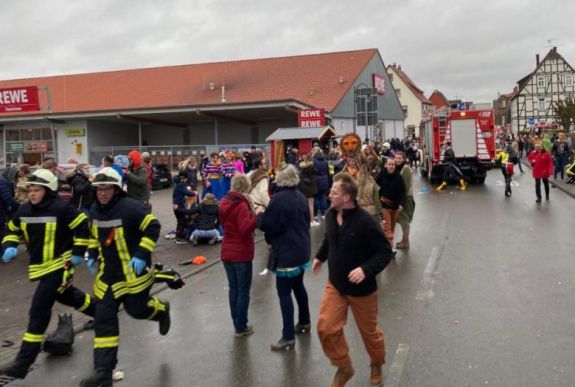 FRISSÍTVE - Tömegbe hajtott egy autós egy németországi farsangi felvonuláson