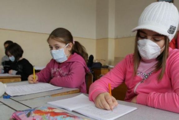 Szigorításokat vezetnek be a romániai iskolákban a koronavírus miatt