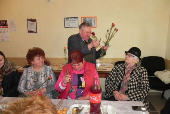 Egészségügyi államtitkár: kerüljük a nőnapi puszilózást