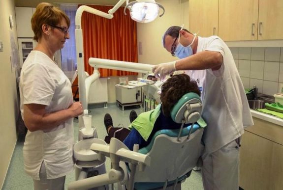 Ingyenes fogászati kezelést kapnak a hátrányos helyzetű kolozsváriak