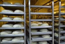 Meggondolta magát a pékség: nem helyezik át más részlegbe a két vendégmunkást