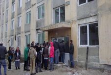Több családot is kilakoltatnak a sepsiszentgyörgyi szociális tömbházból