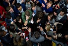 Felháborodás és gyanakvás a demokraták iowai eredményeinek késlekedése miatt