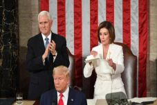Nancy Pelosi összetépte Donald Trump évértékelő beszédét