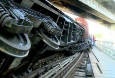 Kisiklott a Budapestre tartó nemzetközi gyorsvonat mozdonya