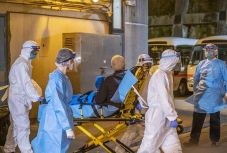 Ezer fölé emelkedett a koronavírus halálos áldozatainak száma