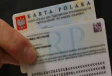 Először vehetett át a lengyeligazolványt a nyugati lengyel diaszpóra egy képviselője