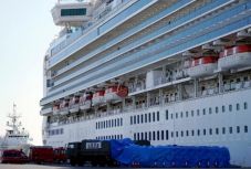 Tovább fertőzött a koronavírus a japán partoknál veszteglő hajón