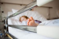 Lélegeztetőgép tartja életben az általános érzéstelenítés miatt kómába esett gyermeket