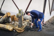 Arad: 240 éves kőkeresztet tört össze egy gyorshajtó