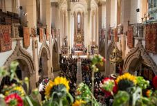 A brassói szászság traumái ellenére is jövőt tervez – A Fekete templom PR-osztályvezetőjével beszélgettünk 