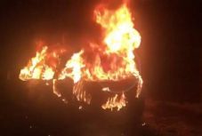 Teljesen kiégett egy autó Nagykárolyban