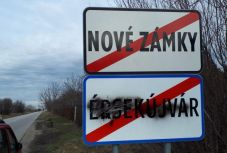 Érsekújváron lefestették a helységnévtábla magyar feliratát