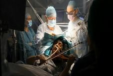 Hegedűn játszott agyműtéte közben egy brit nő