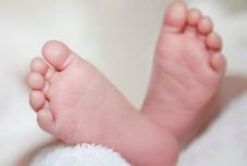 Először született gyermeke egy rákbeteg nőnek mesterségesen érlelt és lefagyasztott petesejtekből