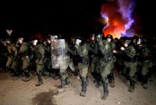 Koronavíruspánik: megtámadták a Kínából kimenekített emberek buszát Ukrajnában