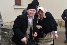 Rúzsos puszi, ördögölelések: így búcsúztak a farsangtól Gyergyószárhegyen