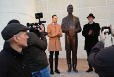 Méltó főhajtás Aradon: szobrot avattak Szántay Lajos néhai főépítésznek