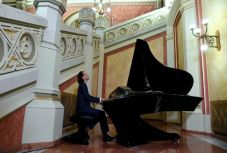 Erdélyben is fellép koncertturnéja keretében Bogányi Gergely