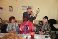 Egészségügyi államtitkár: kerüljük a nőnapi puszilózást