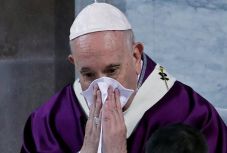 Üresek a szenteltvíztartók számos olaszországi templomban a koronavírus miatt