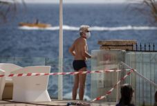 Koronavírus: kisebb csoportokban távoznak a vendégek a vesztegzár alá vont tenerifei hotelből