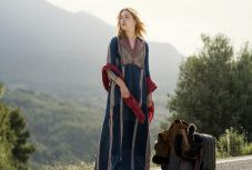 Színház az egész (kém)világ - dél-koreai rendezőtehetség adaptálta Le Carré regényét