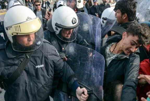 Két „tűz” közé szorulnak a menekültek a görög–török határon