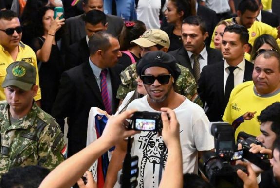 Paraguay: döntöttek a hamis útlevéllel utazó Ronaldinho sorsáról