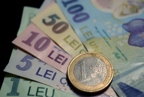 Történelmi mélyponton a lej az euróval szemben