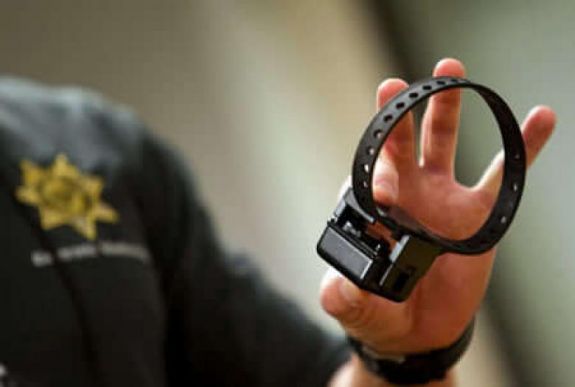 Elektronikus karkötőket adnak a koronavírus miatt elkülönítőben levőknek