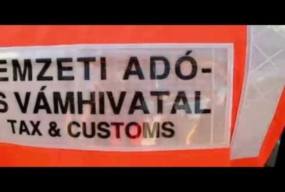 Földdel megtöltött kartondobozokat adott el cigarettaként
