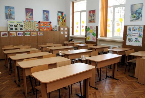 Hivatalos: fizetett szabadnapokat kapnak a kényszervakációban gyerekükre ügyelő szülők
