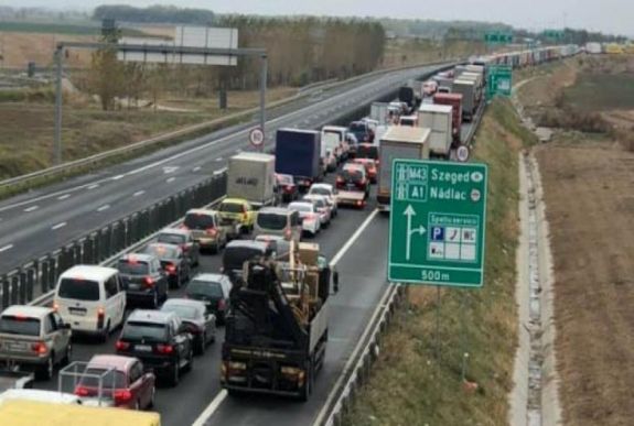 Kétórás a várakozási idő a nagylaki autópálya-határátkelőnél