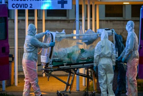Olaszországban nem javul a helyzet, hétfőn 349 ember halt meg a járványban