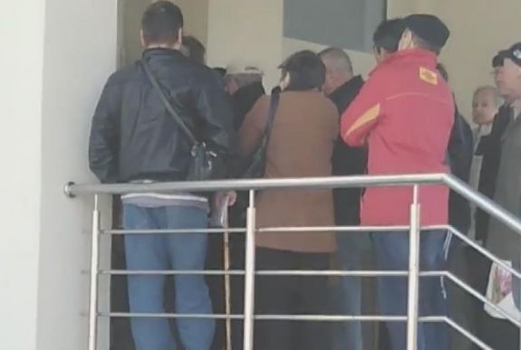 Könnygázzal fékezték meg a sepsiszentgyörgyi ambulanciára betörő tömeget