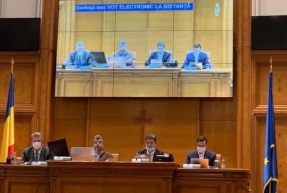 FRISSÍTVE – Online ülésen fogadta el a parlament a szükségállapotot elrendelő dekrétumot