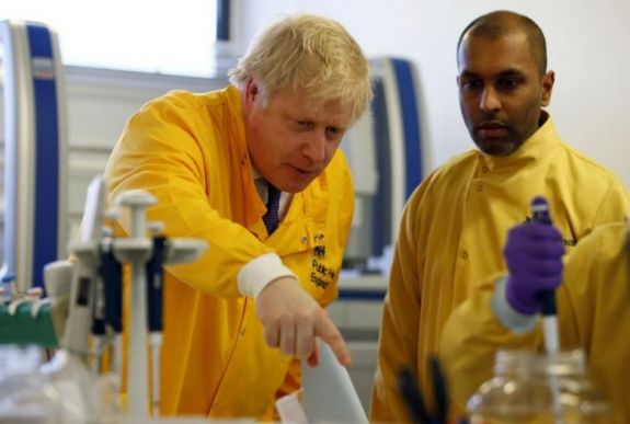A brit kormányfő szerint 12 héten belül fordulat érhető el a járvány elleni harcban