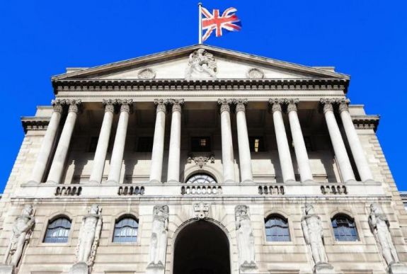Történelmi mélypontra csökkentette alapkamatát a Bank of England