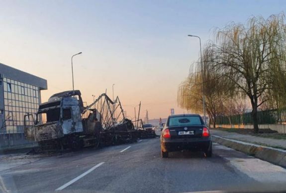 Kiégett egy kamion az éjjel az aradi vámhivatal előtt