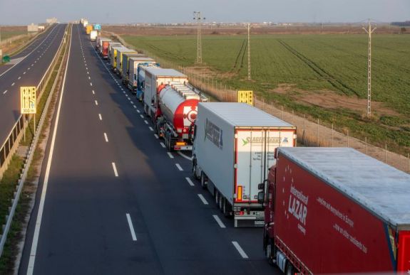 Több tíz kilométeres sorokban állnak a Magyarországról Romániába tartó kamionok