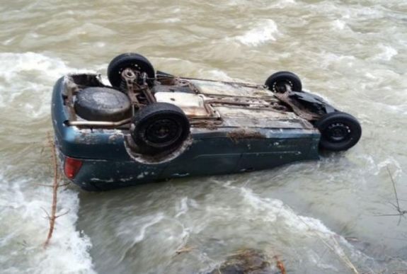 Folyóba borította szülei autóját és meghalt egy 13 éves háromszéki fiú