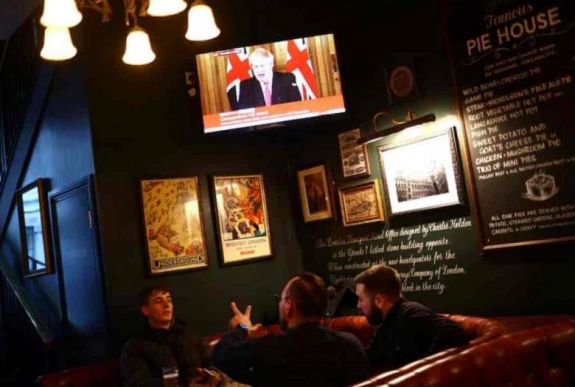 Bezárják a brit pubokat és bárokat, a kormány kifizeti az alkalmazotti bérek zömét
