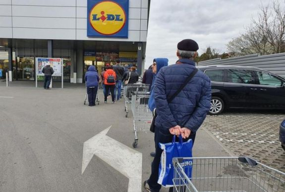 Gazdasági miniszter: szükségtelen az otthoni élelmiszerkészletek felhalmozása