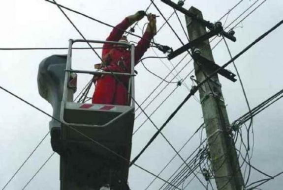 Vihar Hargita megyében: mintegy 450 fogyasztó maradt elektromos áram nélkül