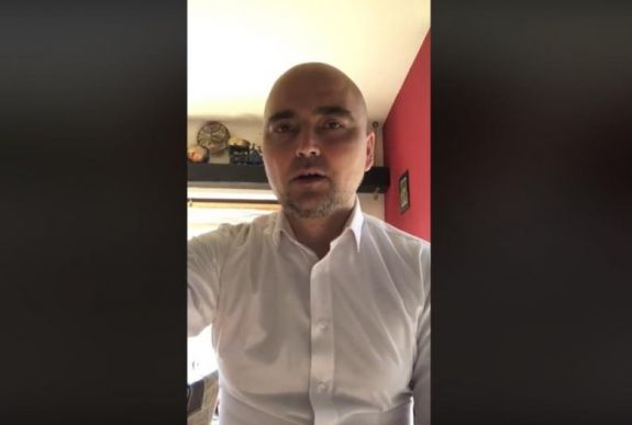 „Az udvaron, az ajtó előtt vették le a mintát” – szobafogságáról kérdeztük Novák Csaba Zoltán szenátort