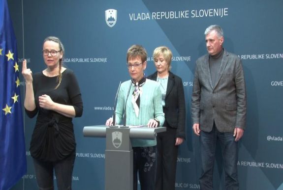 A szlovén kormány csökkenti a tisztségviselők fizetését a válság idejére